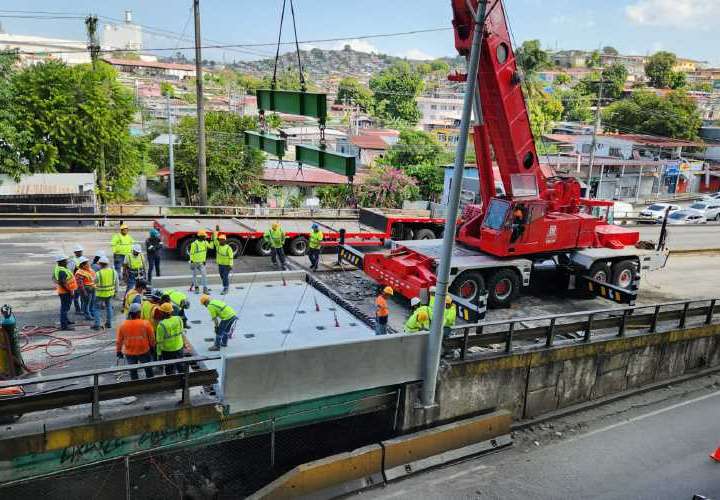 Inicia instalación de losas en puente de San Miguelito 
