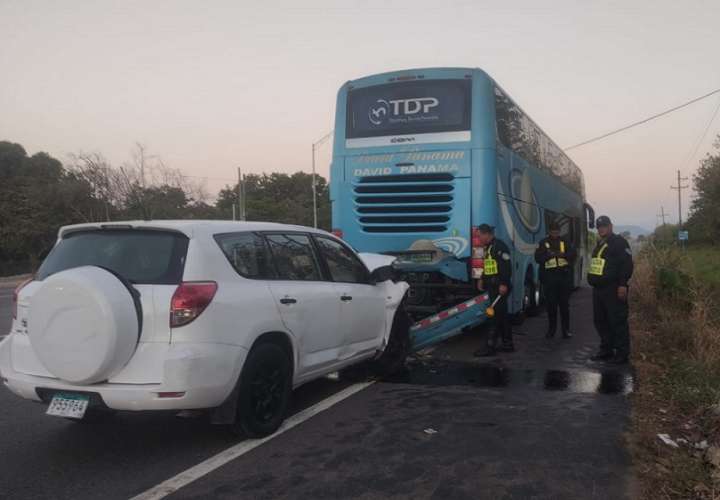 El conductor de la camioneta colisionó por detrás a un bus y murió.