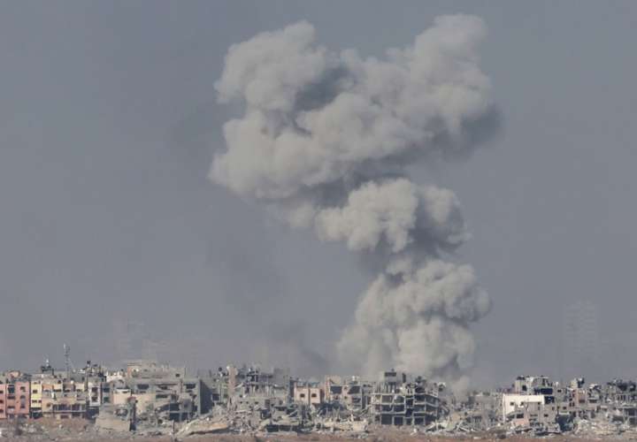 El humo se eleva tras un ataque aéreo israelí en la Franja de Gaza, el 20 de diciembre. EFE / Archivo