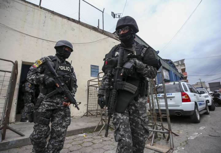 Integrantes de la policía nacional de Ecuador durante un operativo. EFE / Archivo