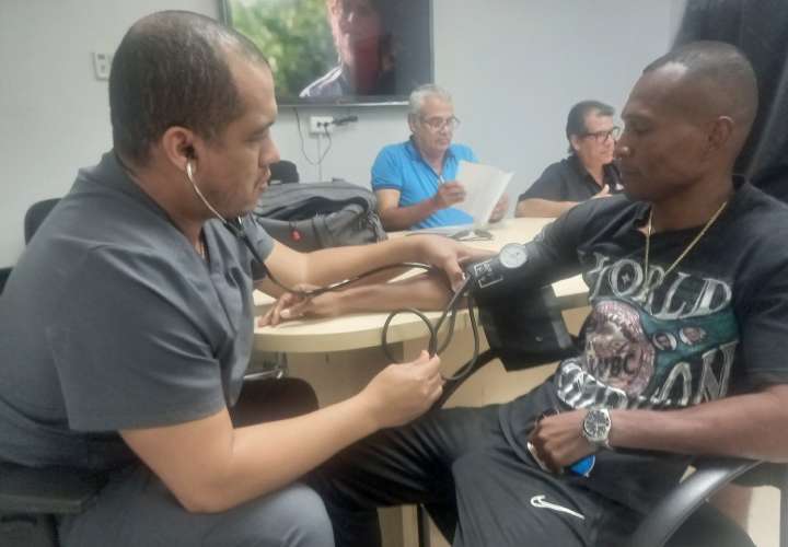 Edgar Valencia (der.) fue examinado por el doctor Jorge Gómez, de la Comisión de Boxeo Profesional de Panamá. Foto: Joel González