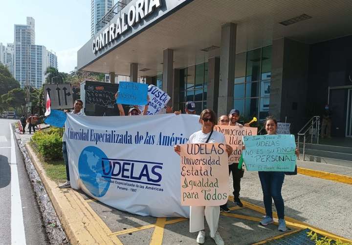 Estudiantes, administrativos y docentes de la Universidad de las Américas (Udelas), protestaron este martes frente a la Contraloría de la República.