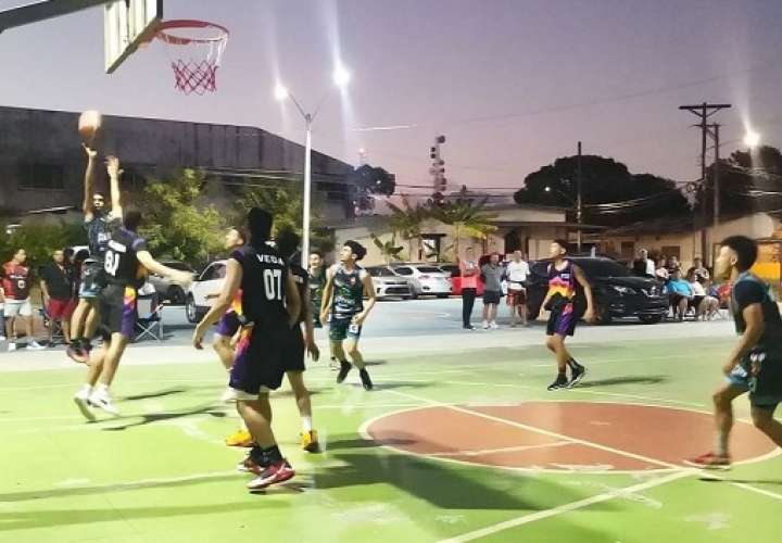 La liga se lleva a cabo en la cancha de baloncesto del Barrio Bolívar, en David. Foto: Cortesía