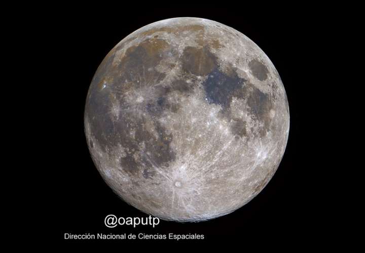 El brillo de la luna es propicio para que los amantes del astro le tomen fotografías. Foto: @oaputp