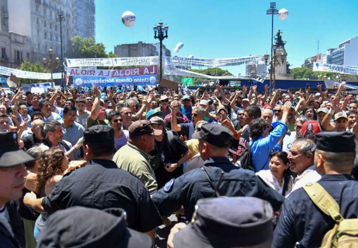 Manifestantes se movilizan durante una protesta convocada por la Confederación General del Trabajo este 24 de febero de 2024, en Buenos Aires (Argentina). EFE