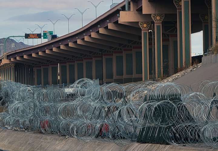 Vista de barricadas de alambre de púas, el 25 de enero de 2024 en el muro fronterizo desde Ciudad Juárez, Chihuahua (México). EFE