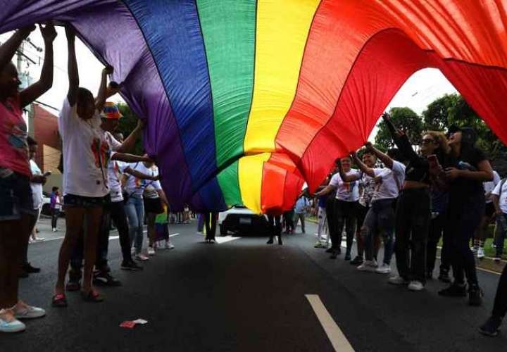 Mujeres salvadoreñas demandan salud sexual y el reconocer a los LGBT