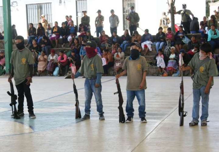 Autoridades mexicanas investigan a autodefensa por armar a menores
