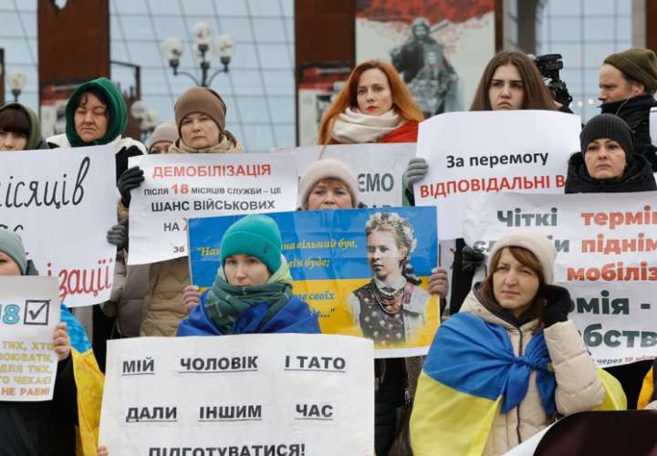  La gente se reunió para exigir el derecho de los militares ucranianos a desmovilizarse voluntariamente después de 18 meses de servicio en el ejército. EFE