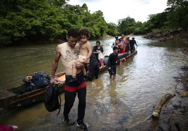 Colombia afirma que casi 540 mil migrantes cruzaron Darién el año pasado