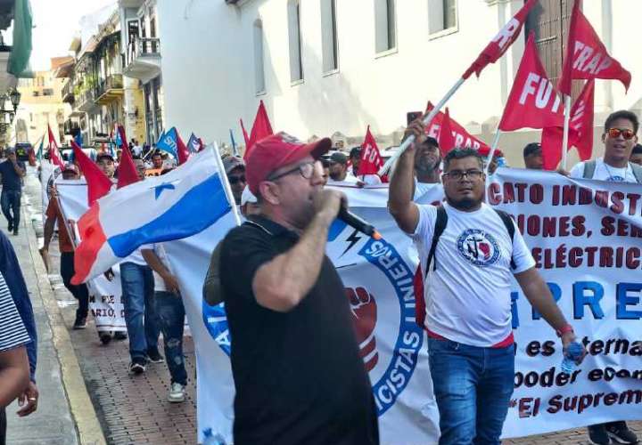 Trabajadores de distribuidoras eléctricas protestan en Aguadulce