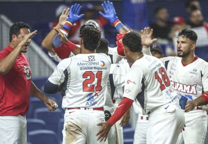 Jugadores de los Federales de Chiriquí celebran una de las carreras anotadas ante Puerto Rico. Foto: Serie del Caribe