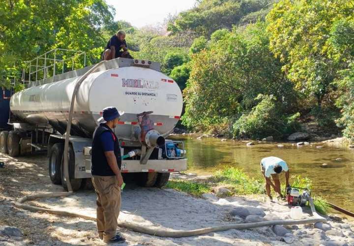 Carros cisternas se abastece en fuentes hídricas autorizadas por Ministerio de Ambiente.