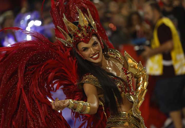 Brasil demuestra un carnaval de lujo, historia y bellas mujeres