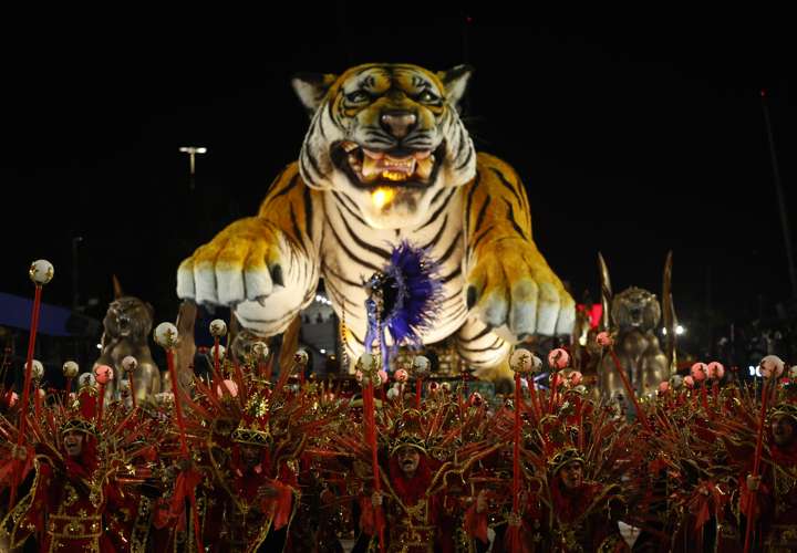 Brasil demuestra un carnaval de lujo, historia y bellas mujeres