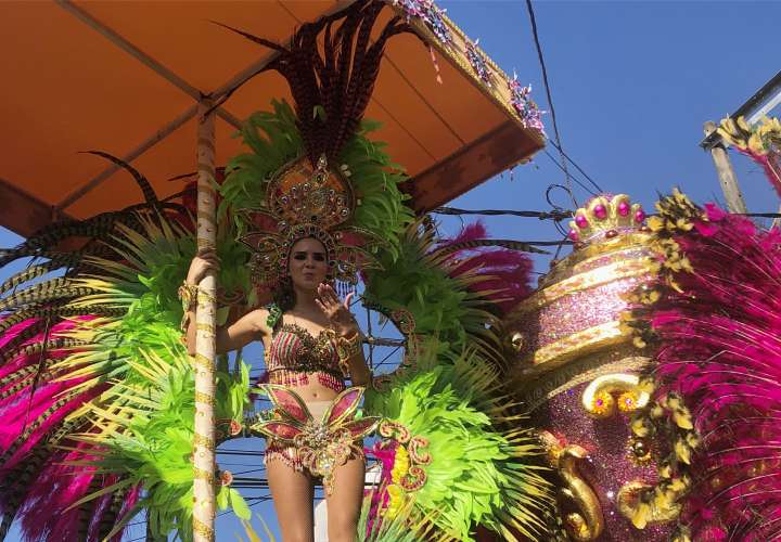 La belleza y donaire de una de las reinas del carnaval.