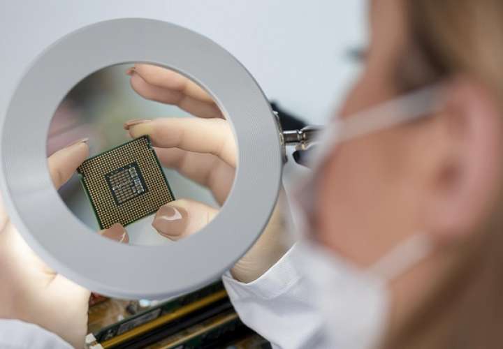 La industria de semiconductores registrará avances en el apilamiento de chips 3D encapsulados (chiplets), y nuevos materiales y técnicas de litografía, según el informe TV2024.   Foto: Freepik / EFE