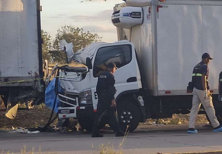 El copiloto del camión refrigerado murió. Foto: Thays Domínguez