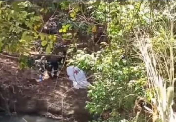 El cadáver estaba flotando en el agua del río Curundú. Captura de video: grupoelite