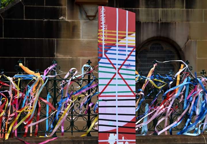Cintas coloridas atadas por partidarios de sobrevivientes de abusos del clero se ven en la Catedral de Santa María en Sídney, Australia, el 1 de febrero de 2023. EFE