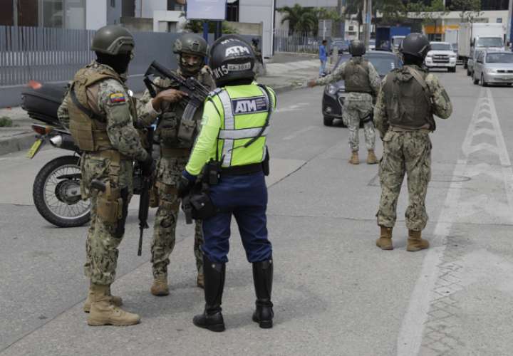 Soldados del ejército ecuatoriano vigilan en un puesto de control , en Guayaquil (Ecuador). EFE / Archivo