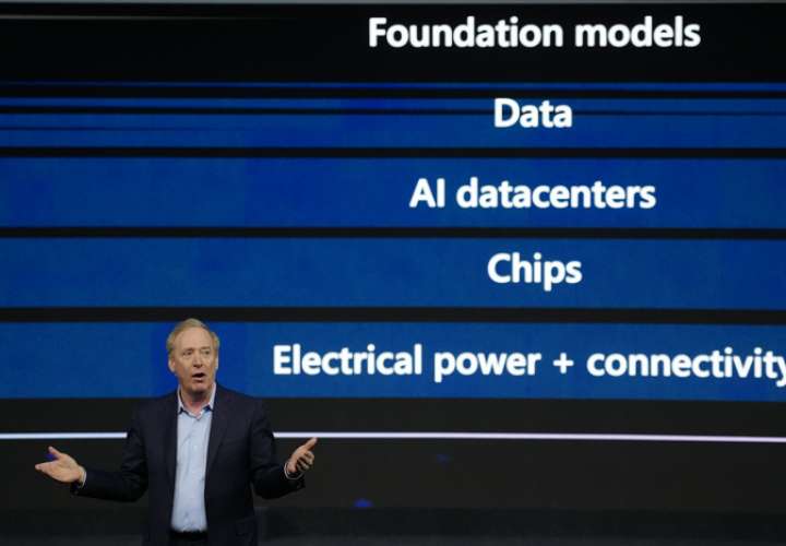 El presidente de Microsoft, Brad Smith, durante la conferencia que ha pronunciado en la jornada inaugural del MWC 2024. EFE
