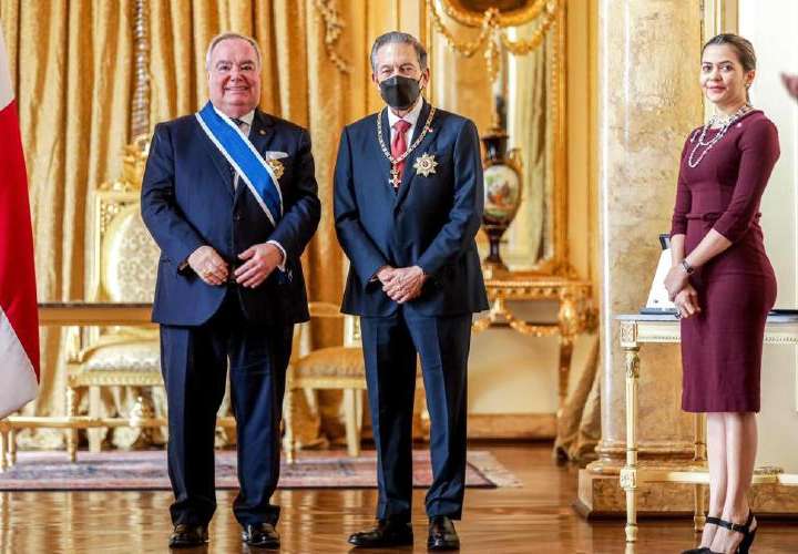 Cortizo recibe la Orden de Malta