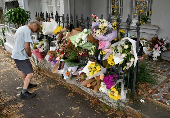 Un hombre rinde homenaje en Sídney (Australia) a expresentador de TV Jesse Baird y su novio Luke Davis, asesinados el pasado 19 de febrero en Sídney. EFE