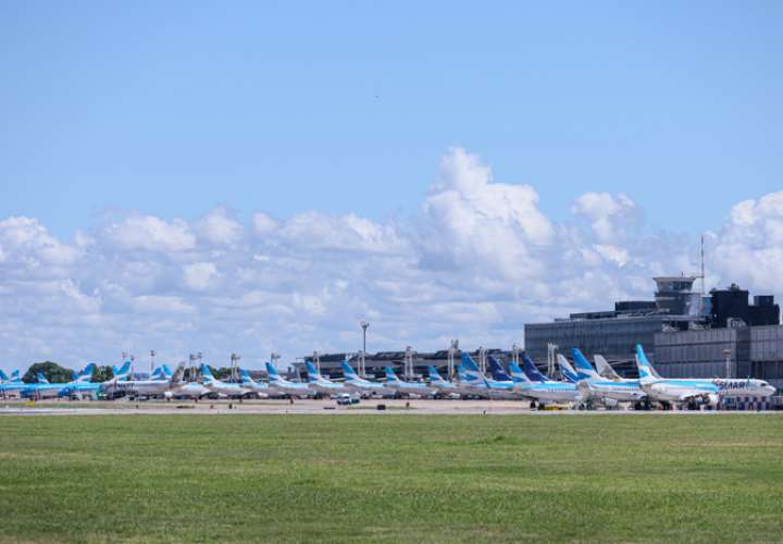  Aviones estacionados en el Aeroparque Jorge Newbery este miércoles, en Buenos Aires (Argentina). EFE