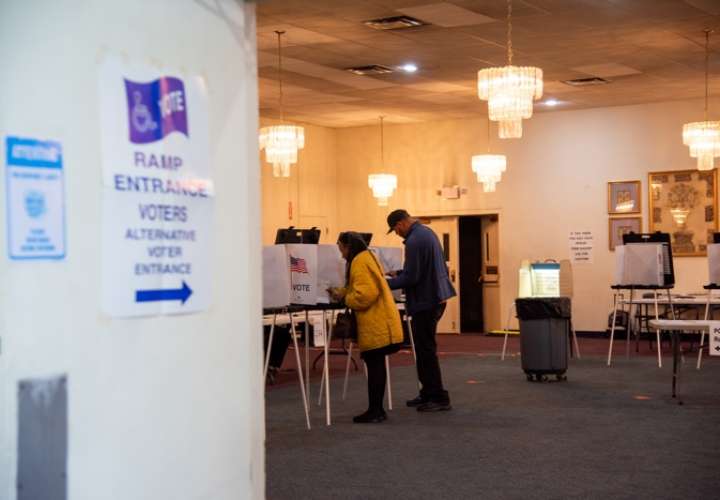 Los votantes se encuentran en las cabinas en Greater Emmanuel Institutional durante las elecciones primarias presidenciales de 2024 en Detroit, Míchigan. EFE