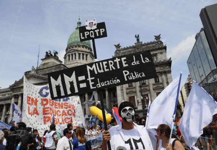 Personas participan en una marcha frente al Congreso argentino, en Buenos Aires (Argentina), en una fotografía de archivo. EFE