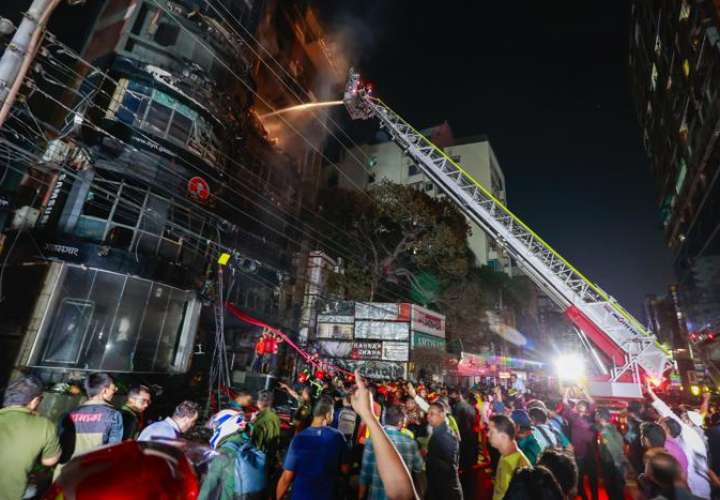 El incendio ya controlado, tuvo lugar en un edificio comercial de varias plantas en la zona de Bailey Road en Dacca, una de las áreas más privilegiadas de la capital de Bangladesh. EFE