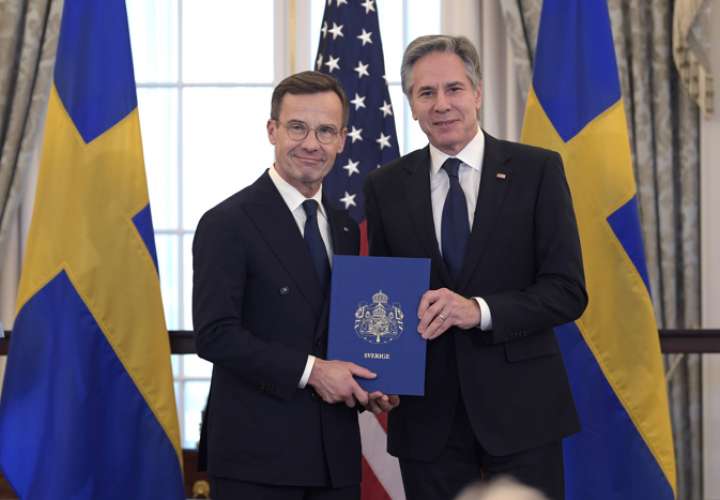 El primer ministro sueco, Ulf Kristersson (i), y el secretario de Estado de Estados Unidos, Antony Blinken (d), posan con la carta del instrumento de adhesión de Suecia en la OTAN. EFE