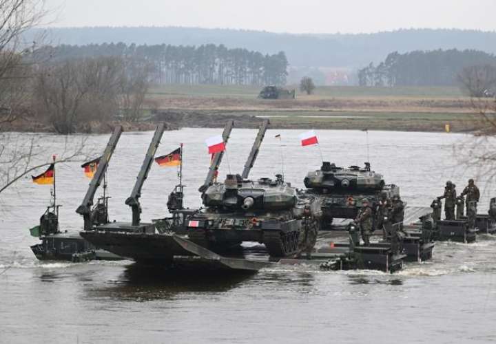 Soldados transportan tanques Leopard durante el ejercicio de la OTAN en Korzeniewo (Polonia). EFE