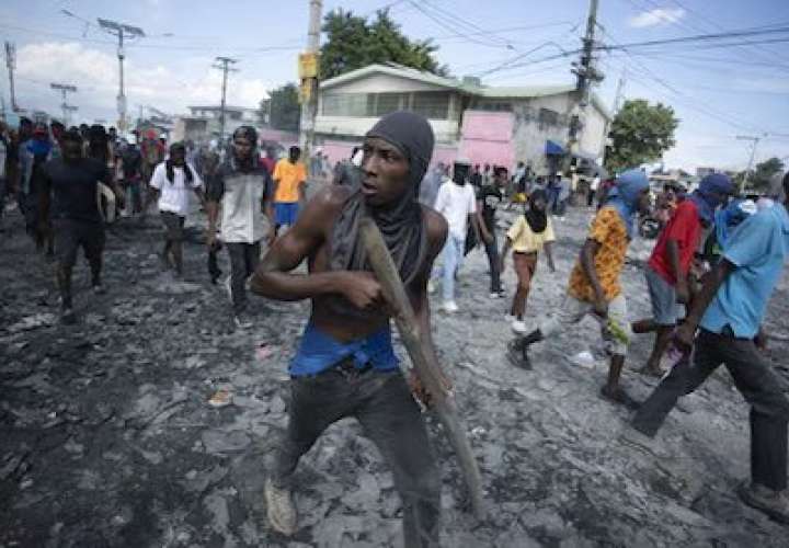 Temen que presos haitianos fugados entren por Darién