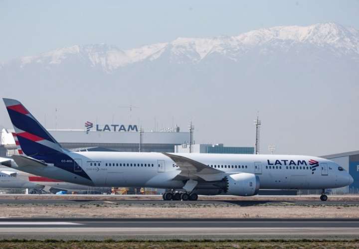 Avión de la aerolínea LATAM en el aeropuerto Internacional Arturo Merino Benítez de Santiago (Chile). EFE / Archivo