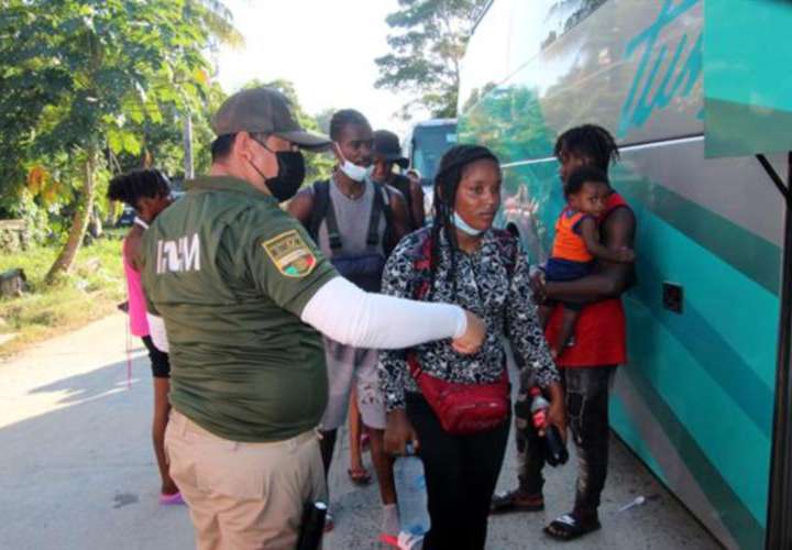 México mandará a migrantes de vuelta en buses a Panamá