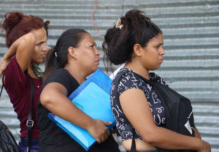 Mujeres migrantes hacen fila para tramitar sus papeles migratorios en una plaza del municipio de Tapachula, en el estado de Chiapas (México). EFE / Archivo