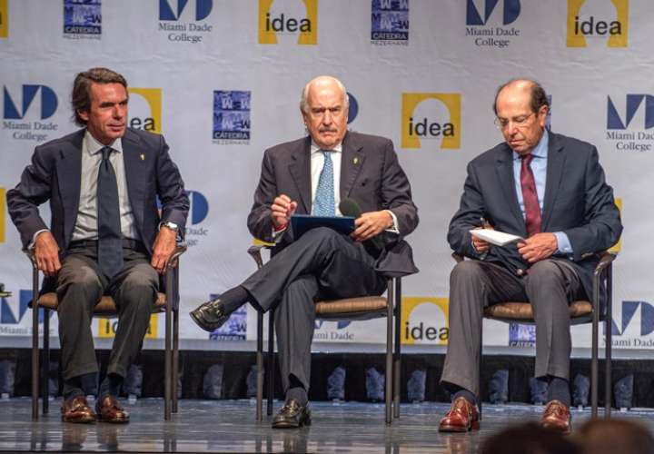 En la imagen aparece el expresidente del Gobierno de España José María Aznar; de Colombia, Andrés Pastriana, y de Ecuador Osvaldo Hurtado. EFE / Archivo