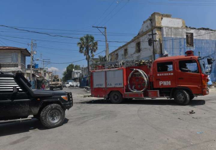 Un camión de bomberos es visto al frente de la Penitenciaría Nacional en Puerto Príncipe en Puerto Príncipe (Haití). EFE