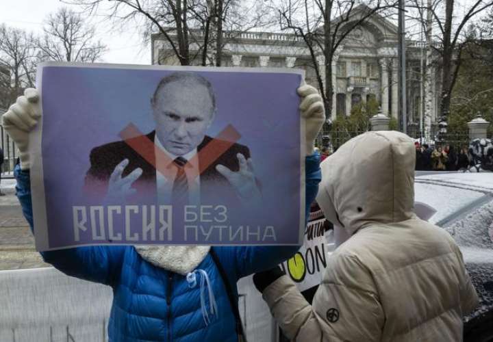 Un gran número de rusos acudió hoy a las 12.00 del mediodía a votar contra el candidato del Kremlin, Vladímir Putin. EFE