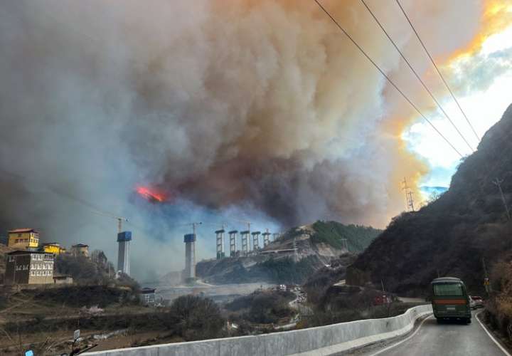 Incendio forestal en el condado de Yajiang (provincia de Sichuan, suroeste de China). EFE