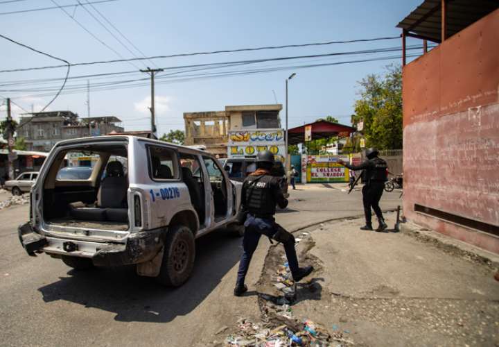 Policías patrullan este miércoles las calles de Puerto Príncipe (Haití). EFE