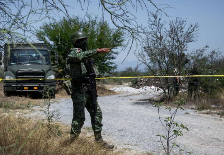Integrantes del Ejército Mexicano resguardan este jueves la zona donde se localizaron cinco restos humanos en el municipio de Pesquería (México). EFE