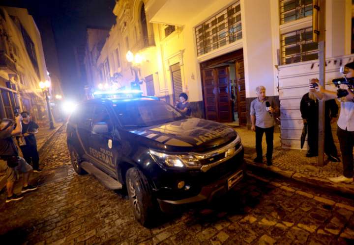 Vehículo de la policía donde es transportado el exfutbolista Robson de Souza 'Robinho'. EFE