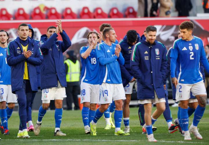 Los jugadores de Italia saludan a sus seguidores tras ganar el partido. /EFE