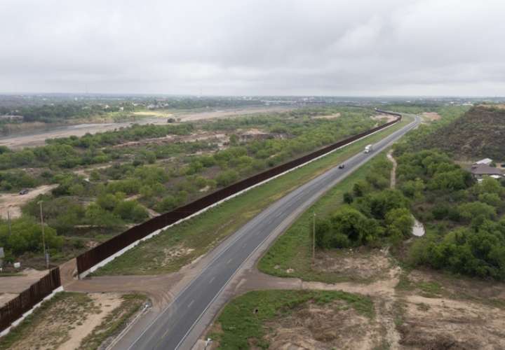 Vista aérea del muro fronterizo en Eagle Pass, Texas. EFE