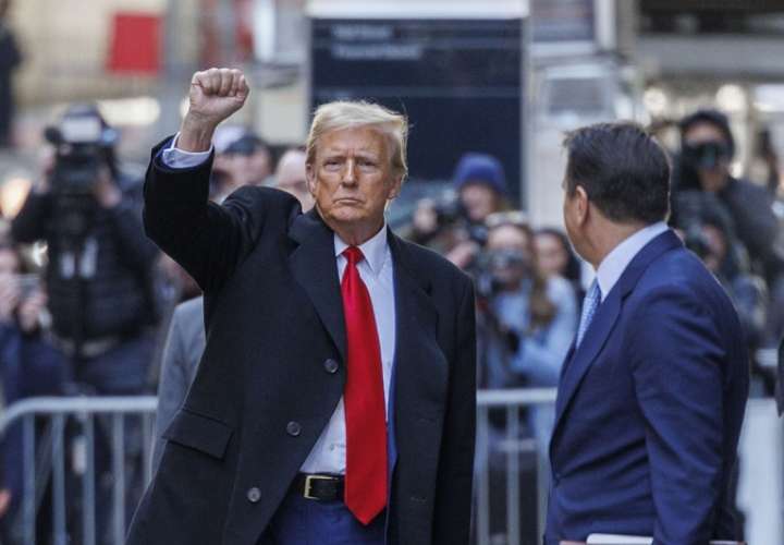 El expresidente de Estados Unidos Donald Trump levanta el puño tras salir de un tribunal de apelaciones de Nueva York. EFE