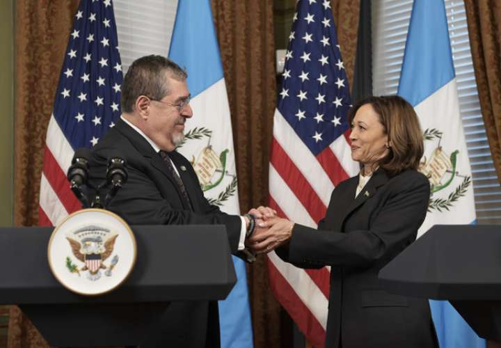 La vicepresidenta de Estados Unidos, Kamala Harris, y el presidente de Guatemala, Bernardo Arévalo de León, se saludan momentos antes de su reunión este lunes, en la Casa Blanca en Washington (EE. UU). EFE