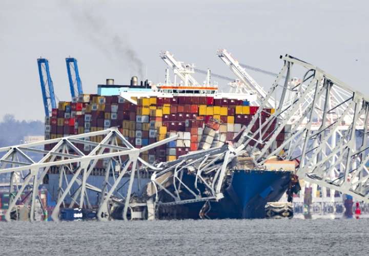 El carguero Dali, con bandera de Singapur, se estrelló contra el puente Francis Scott Key parcialmente derrumbado en Baltimore, Maryland, EE.UU. EFE